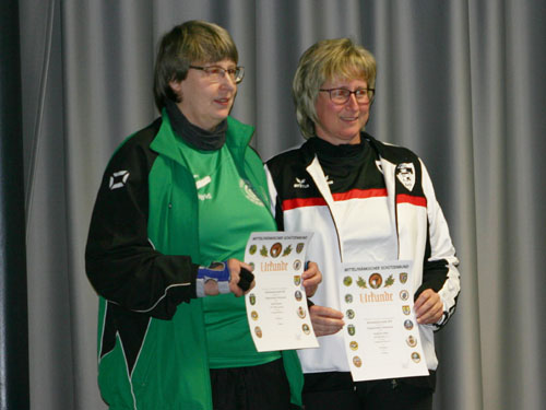Sabine Fünfgelder (rechts) bei der Siegerehrung